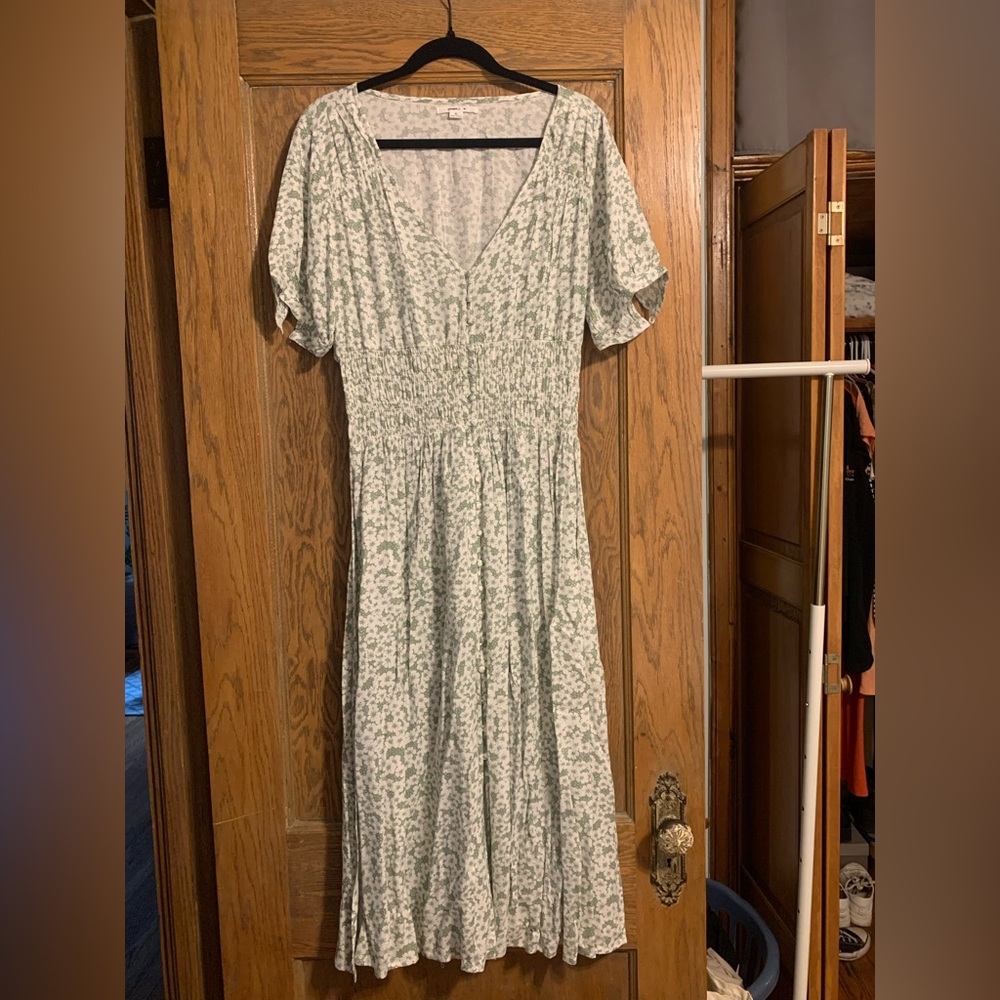 NWOT-O'Neill Cream and Light Green V-Neck Midi Sundress